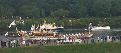 Gloriana passes the Holiday Inn Kingston -  Pic: Emily Morris